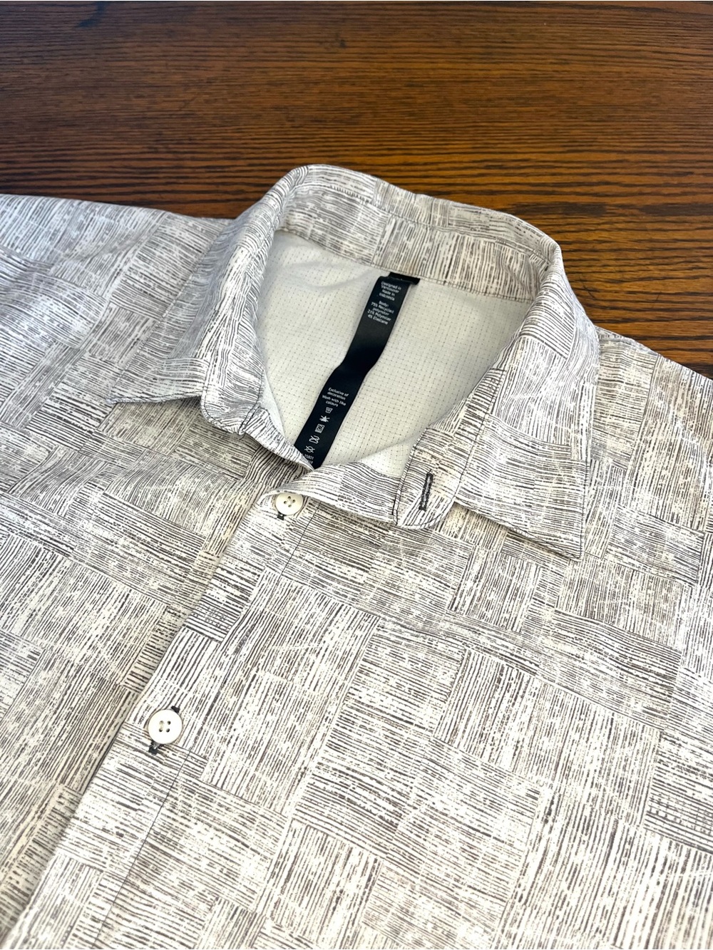 Lululemon Airing Easy Shirt Men L White Geometric Stretch Short Sleeve Button Up